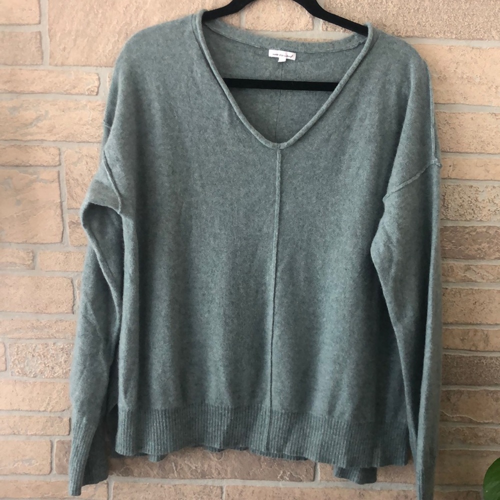 Unsubscribed Cashmere Sweater. V-neck. relaxed fit size M